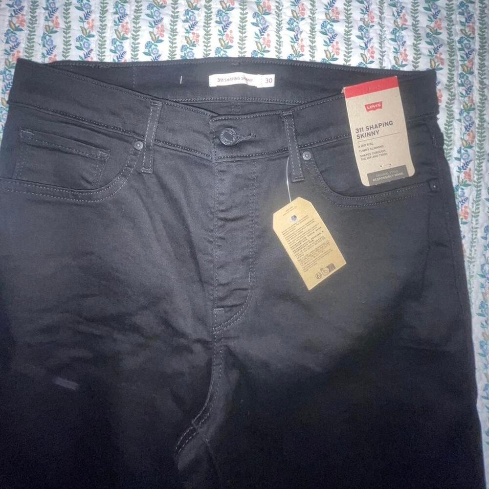 Levis w30l30 mid rise